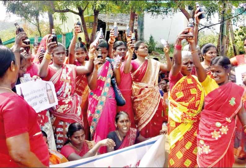 ஆண்டிப்பட்டி அருகே: டாஸ்மாக் கடையை முற்றுகையிட்ட பெண்கள் மதுகுடித்ததால் பரபரப்பு