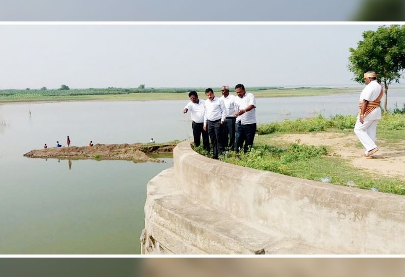 ரூ.1¼ கோடியில் மதகு கட்டும் பணி: காவேரிப்பாக்கம் ஏரியை கலெக்டர் பார்வையிட்டார் 200 ஏக்கர் ஆக்கிரமிப்பு பயிர்களை அகற்ற அதிகாரிகளுக்கு உத்தரவு