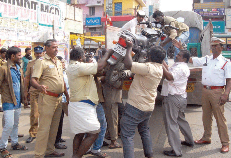 தர்மபுரி பஸ் நிலையத்தில் விதிமுறையை மீறி நிறுத்தப்பட்ட 60 இருசக்கர வாகனங்கள் பறிமுதல் ஆக்கிரமிப்புகளை அகற்றிய போலீசார் நடவடிக்கை