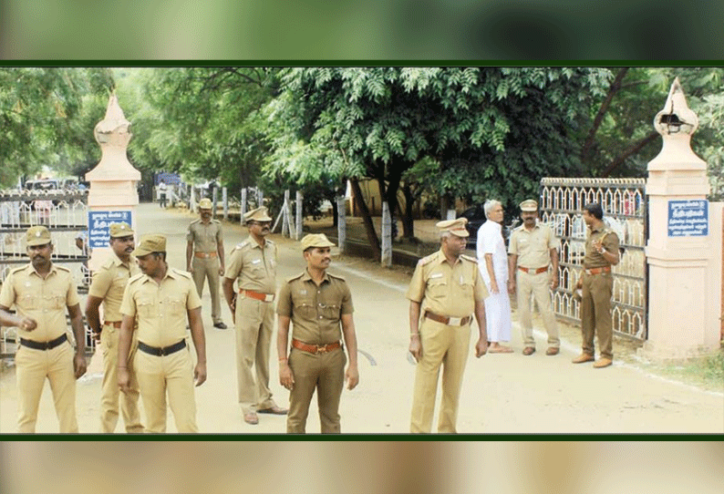 பஸ் மீது வெடிகுண்டு வீசிய வழக்கு: கிச்சான் புகாரி உள்பட 11 பேர் நெல்லை கோர்ட்டில் ஆஜர்