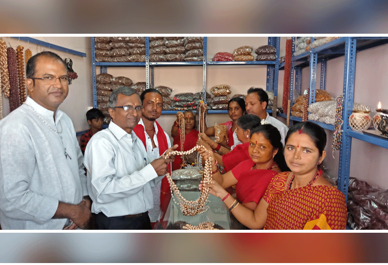 திருப்பத்தூரில் நரிக்குறவ பெண்களுக்கு நகராட்சி கடை ஒதுக்கீடு தமிழ்நாட்டில் முதல் முறையாக திறக்கப்பட்டது