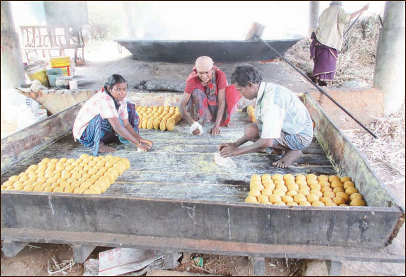 கரூர் மாவட்டத்தில் பொங்கல் பண்டிகையையொட்டி வெல்லம் தயாரிக்கும் பணி தீவிரம்