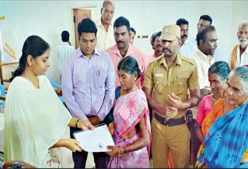 டொம்புச்சேரி கிராமத்தில் மக்கள் தொடர்பு முகாம் - கலெக்டர் தலைமையில் நடைபெற்றது