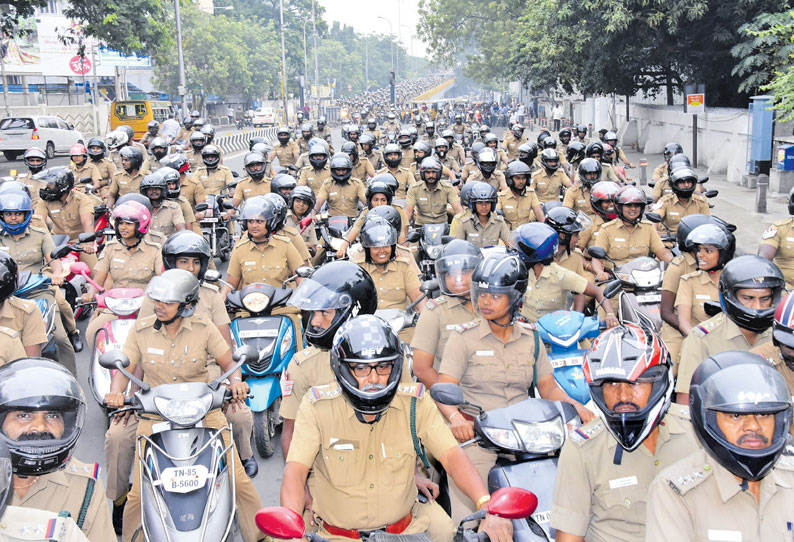 ‘ஹெல்மெட்’ அணிவதன் அவசியம் குறித்து  போலீசார் மோட்டார் சைக்கிள் பேரணி சென்னையில் நடந்தது