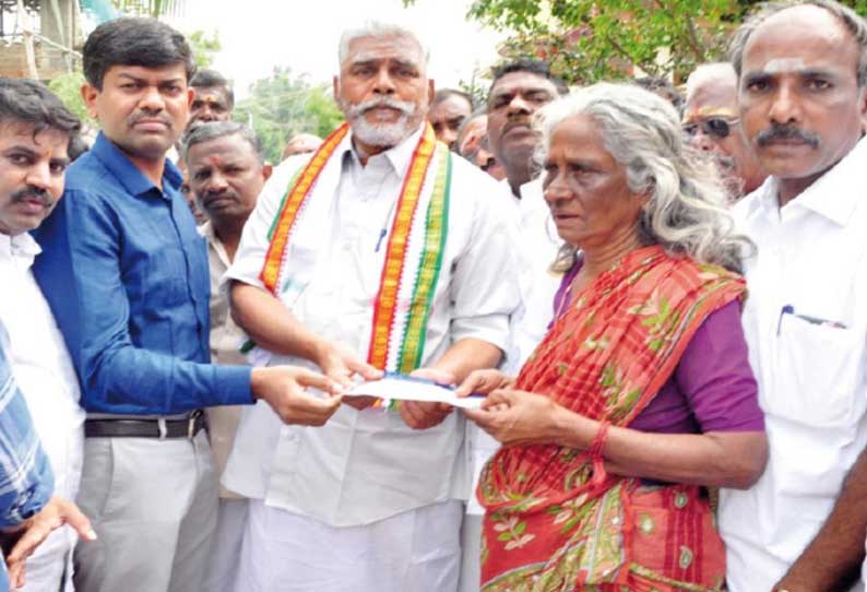 கடலில் படகு கவிழ்ந்து மாயமான மீனவர் குடும்பத்துக்கு ரூ.2 லட்சம் நிவாரணம்- அமைச்சர் கமலக்கண்ணன் வழங்கினார்