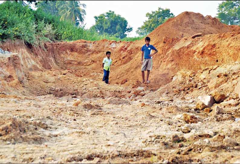 திண்டுக்கல் அருகே இரவு, பகலாக குளங்களில் மண் அள்ளும் கும்பல் - நிலத்தடி நீர்மட்டம் பாதிக்கும் அபாயம்