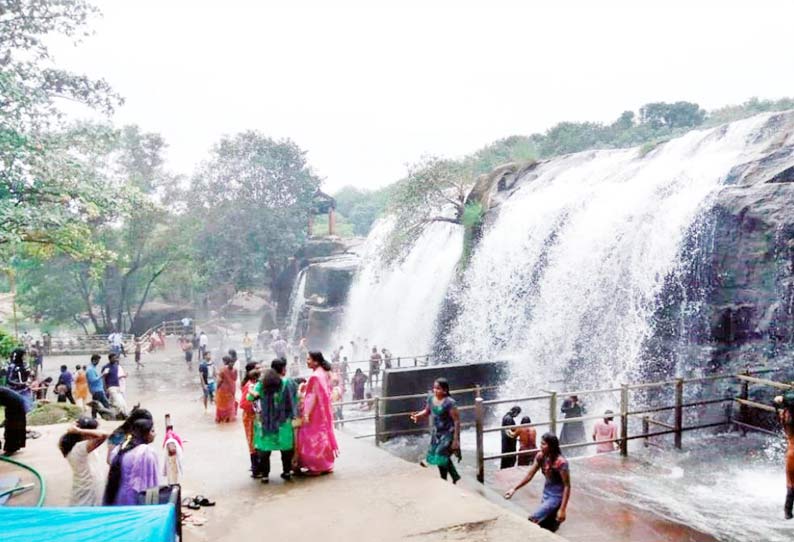 விடுமுறை தினத்தையொட்டி திற்பரப்பு அருவியில் சுற்றுலா பயணிகள் கூட்டம் அலைமோதியது