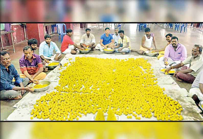 விழுப்புரம் வைகுண்டவாச பெருமாள் கோவிலில், ஒரு லட்சம் லட்டுகள் தயாரிக்கும் பணி மும்முரம் ; சொர்க்கவாசல் திறப்பின்போது வழங்கப்படுகிறது