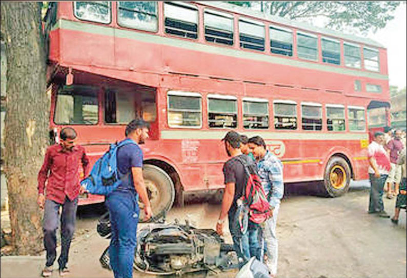 கலினாவில் விபத்தில் சிக்கிய மாடி பஸ் மீது ஸ்கூட்டர், ஆட்டோ மோதல் 3 பேர் படுகாயம்