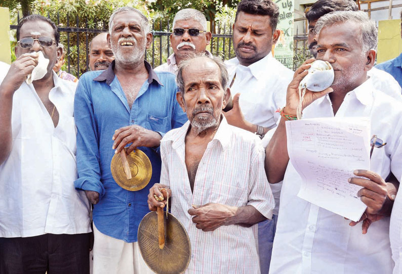 பொல்லானுக்கு நினைவு சின்னம் அமைக்க அனுமதி வழங்க வேண்டும்; சங்கு ஊதியபடி வந்து பல்வேறு கட்சியினர் மனு