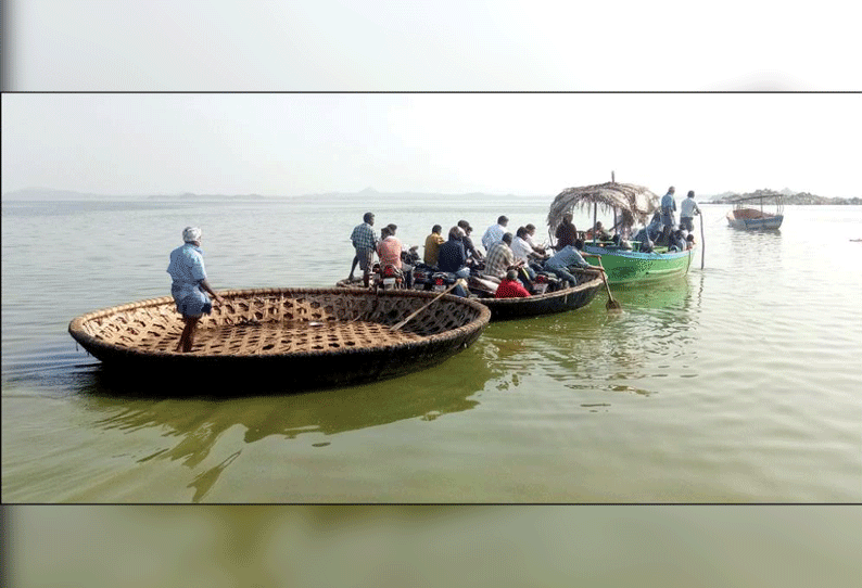 ஏரியூர் அருகே நடு ஆற்றில் பழுதாகி நின்ற விசைப்படகு ½ மணி நேரம் தவித்த பயணிகள்