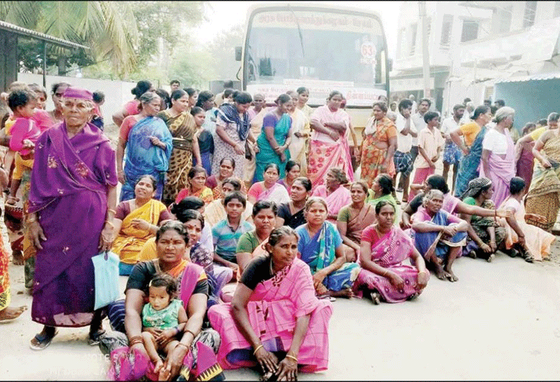 ஓமலூர் அருகே, சாக்கடை வசதி கேட்டு அரசு பஸ்சை சிறைபிடித்து பொதுமக்கள் சாலைமறியல் 3 மணி நேரம் போக்குவரத்து பாதிப்பு