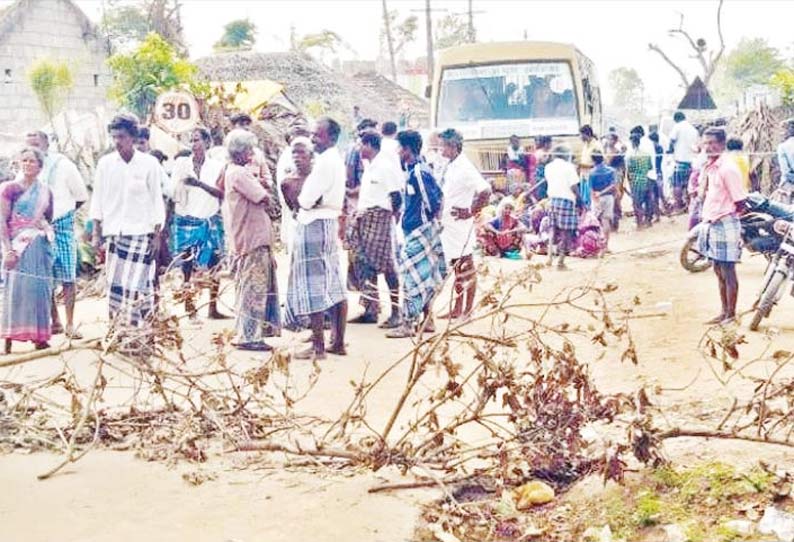 புயல் நிவாரணம் வழங்கவில்லை எனக்கூறி கிராம மக்கள் சாலையில் சமையல் செய்து மறியலில் ஈடுபட்டதால் பரபரப்பு