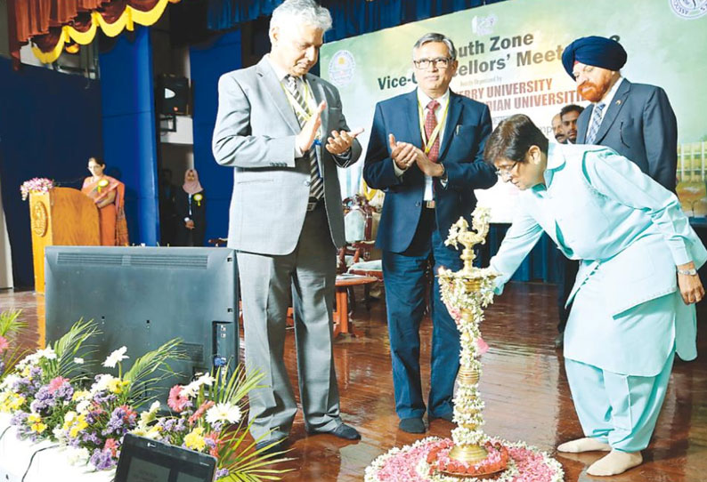 புதிய கல்வி திட்டங்களை உருவாக்க வேண்டும்; துணைவேந்தர்கள் மாநாட்டில் கவர்னர் பேச்சு