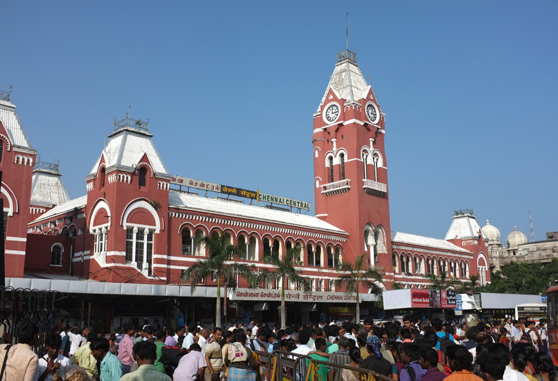 சென்டிரல் ரெயில் நிலையத்தில் தொடர் திருட்டில் ஈடுபட்ட வாலிபர் கைது 7 செல்போன் பறிமுதல்