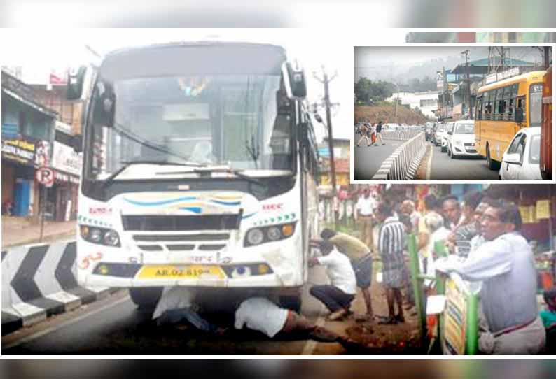 கூடலூரில் நடுரோட்டில் பஞ்சராகி நின்ற சுற்றுலா பஸ் போக்குவரத்து பாதிப்பு