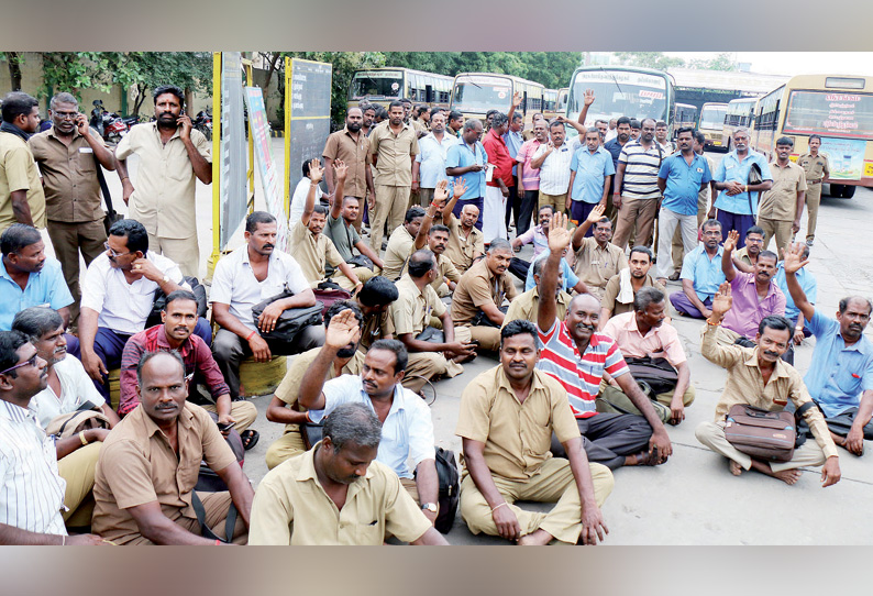 பணியில் இருந்த கண்டக்டர் சாவு; அதிகாரிகள் மீது குற்றம்சாட்டி போக்குவரத்து ஊழியர்கள் திடீர் போராட்டம்