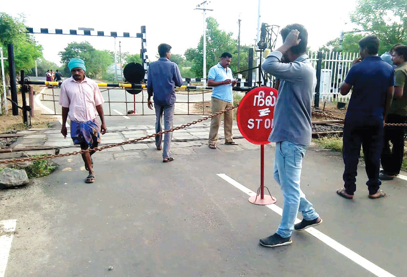 கரூர் அருகே வேன் மோதி ரெயில்வே கேட் சேதம் போக்குவரத்து பாதிப்பு