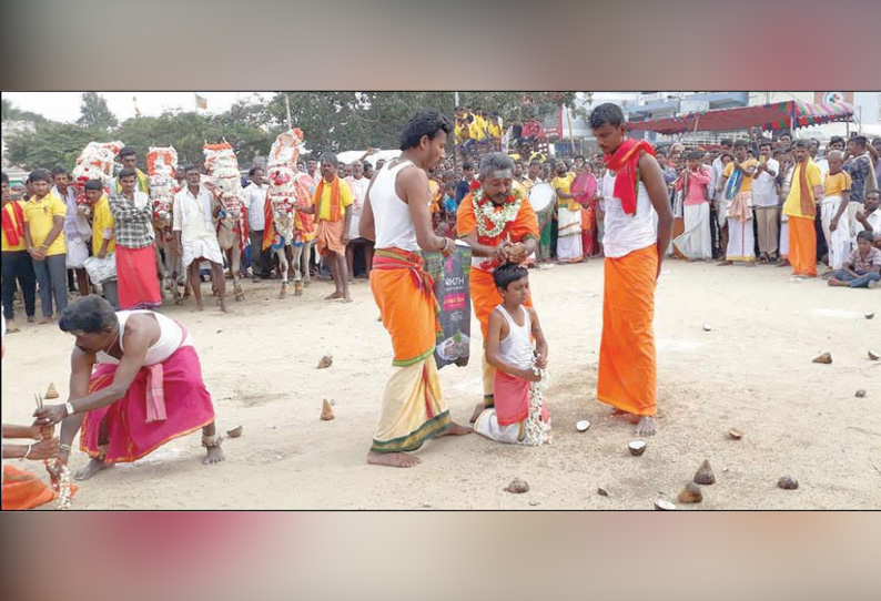 கனகதாசர் ஜெயந்தி விழா: தலையில் தேங்காய் உடைத்து குரும்பர் இன மக்கள் நேர்த்திக்கடன்