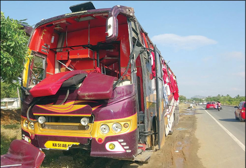 ராசிபுரம் அருகே சொகுசு பஸ் கவிழ்ந்து விபத்து மத்திய மந்திரி பொன்.ராதாகிருஷ்ணன் உறவினர்கள் உள்பட 11 பேர் காயம்