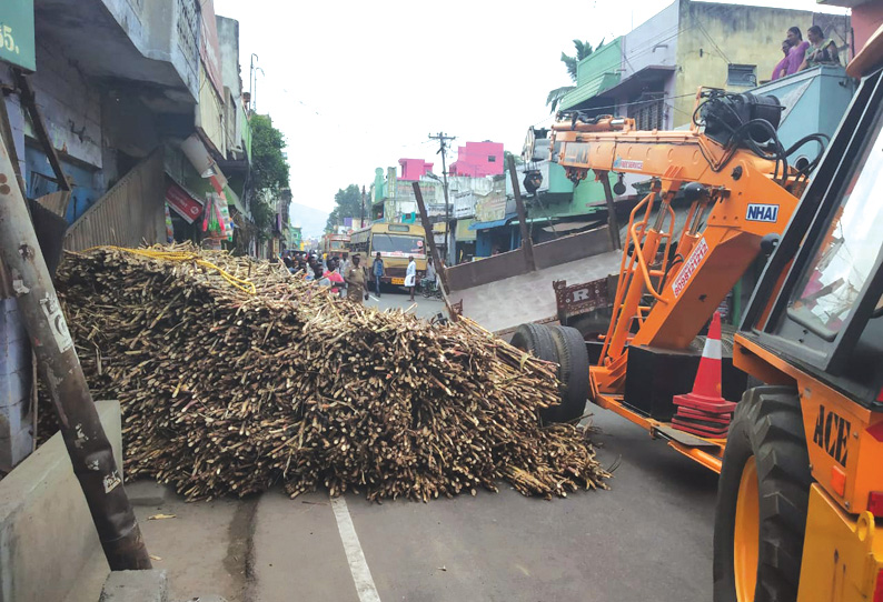 பள்ளிகொண்டா அருகே டிராக்டரில் இருந்து கரும்பு சரிந்து தொழிலாளி பலி 3 மணி நேரத்துக்கு பிறகு உடல் மீட்பு