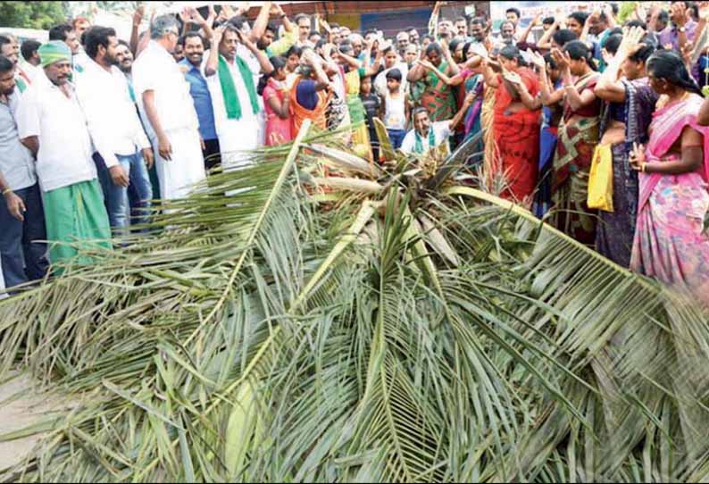 உயர்மின் கோபுரங்களுக்கு எதிரான காத்திருப்பு போராட்டம் உண்ணாவிரதமாக மாறியது