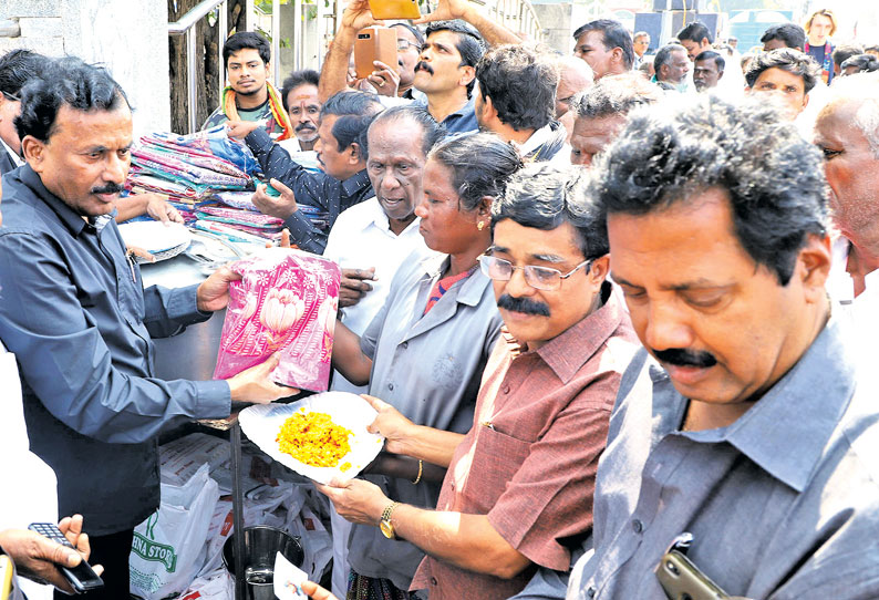 உலக எம்.ஜி.ஆர். பேரவை சார்பில் 3 ஆயிரம் பேருக்கு அன்னதானம் சைதை துரைசாமி வழங்கினார்