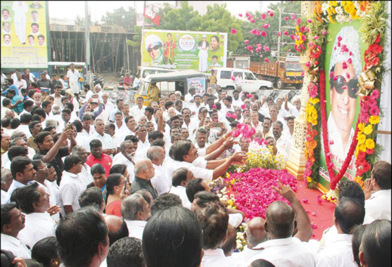 நினைவு தினத்தையொட்டி பெரியார், எம்.ஜி.ஆர். சிலைகளுக்கு மாலை அணிவித்து மரியாதை