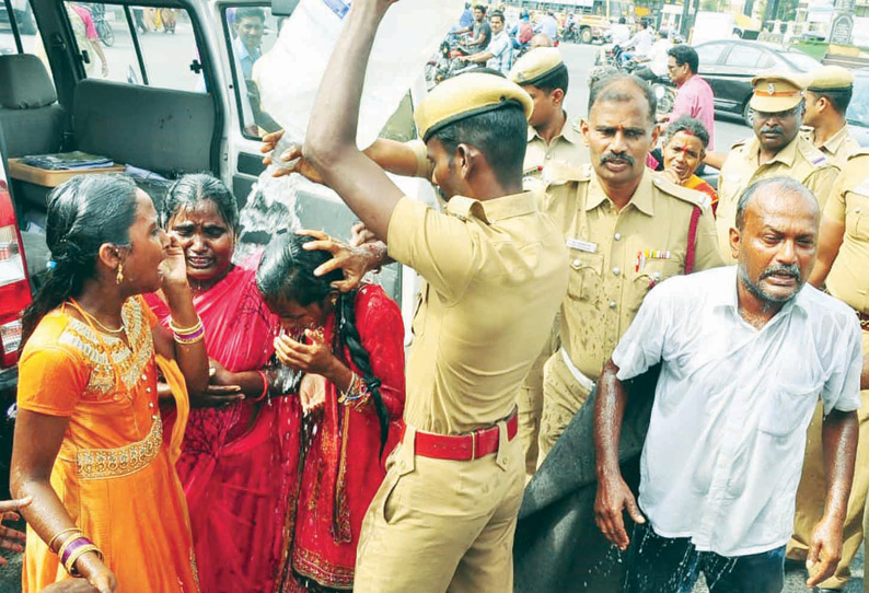 சேலம் கலெக்டர் அலுவலகம் முன்பு மனைவி, 2 குழந்தைகளுடன் தீக்குளிக்க முயன்ற தொழிலாளி நிலத்தை விற்க விடாமல் உறவினர்கள் தடுப்பதாக புகார்