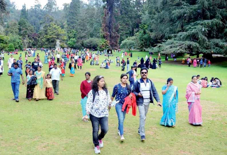 Echo of the Season Holiday: Tourists accumulating in Uti | தொடர் விடுமுறை  எதிரொலி: ஊட்டியில் குவிந்த சுற்றுலா பயணிகள்