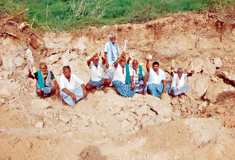 வேடசந்தூர் அருகே குடகனாற்றின் கரையோரத்தில் சுடுகாட்டில் மண் அள்ளும் மர்ம கும்பல்