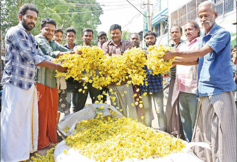 விற்பனை ஆகாததால் தேக்கம் அடைந்த செவ்வந்தி பூக்களை சாலையில் கொட்டி வியாபாரிகள் போராட்டம்