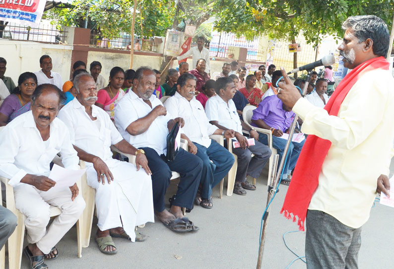 கரூர் தாலுகா அலுவலகம் முன்பு  தரைக்கடை-தள்ளுவண்டி வியாபாரிகள் காத்திருப்பு போராட்டம்