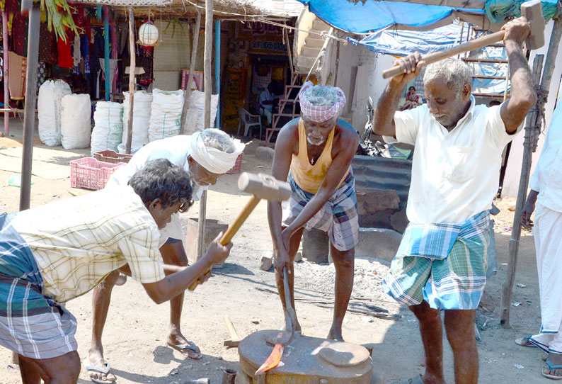 நவீன கருவிகள் வரவால் நலிந்து வரும் கொல்லன் பட்டறை தொழில்