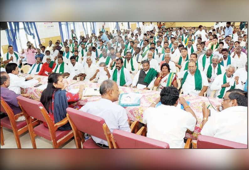 சூறாவளி காற்றால் சேதமடைந்த மரங்களுக்கு இழப்பீடு வழங்க வேண்டும் விவசாயிகள் கோரிக்கை