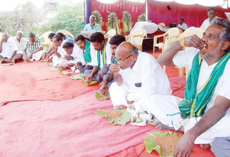 உயர்மின் கோபுரங்கள் அமைக்க எதிர்ப்பு: விவசாயிகள் மண்ணை சாப்பிடும் போராட்டம்