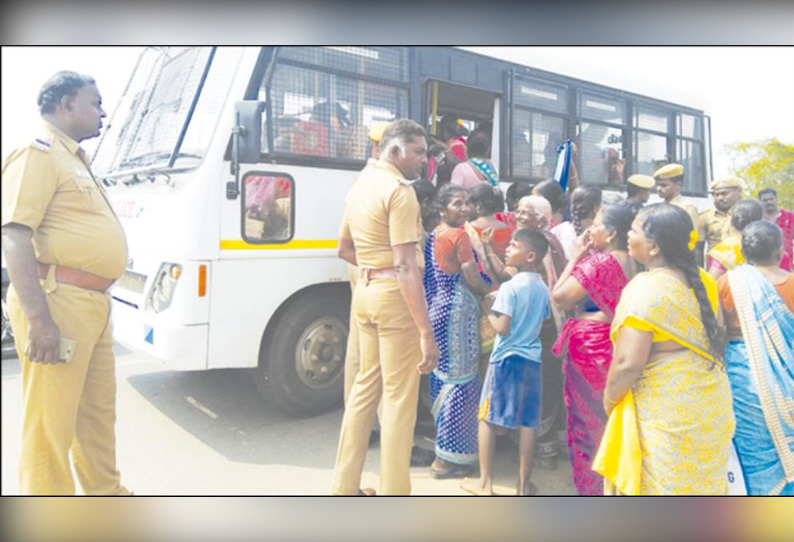 நிவாரண பொருட்கள் கேட்டு சாலை மறியல் செய்த பெண்கள் உள்பட 220 பேர் கைது