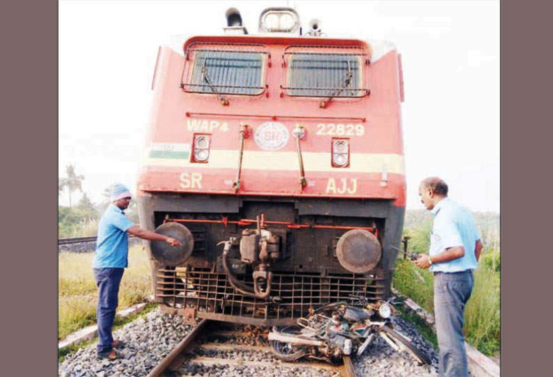 கல்லக்குடி பழங்காநத்தம் அருகே மொபட் மீது பல்லவன் எக்ஸ்பிரஸ் ரெயில் மோதியது - அதிர்ஷ்டவசமாக பெரும் விபத்து தவிர்ப்பு