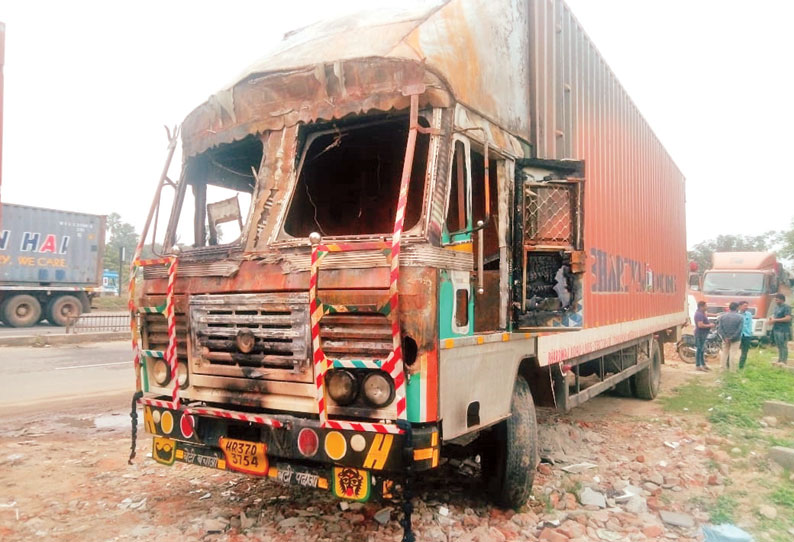 திருவேற்காடு அருகே கன்டெய்னர் லாரி தீப்பிடித்து எரிந்ததால் பரபரப்பு