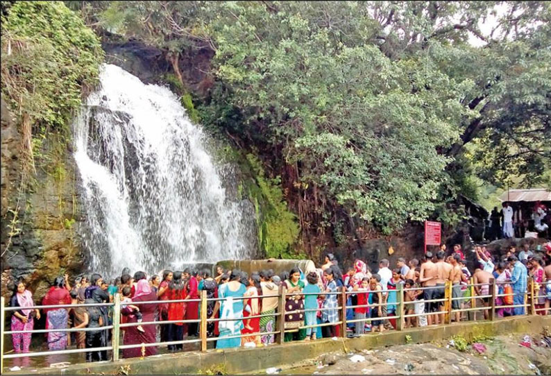 பாபநாசம் அகஸ்தியர் அருவியில் குவிந்த சுற்றுலா பயணிகள் ஆனந்தமாக குளித்து மகிழ்ந்தனர்