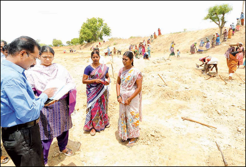 கரூர் ஊராட்சி பகுதியில் பண்ணைக்குட்டைகள் - குளங்கள் தூர்வாரும் பணி தீவிரம்