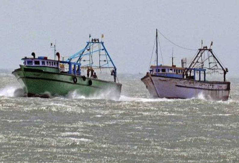 ராமேசுவரம் படகுகளை நோக்கி வெடிகுண்டுகளை வீசிய இலங்கை மீனவர்கள்; நடுக்கடலில் நடந்த அத்துமீறல்