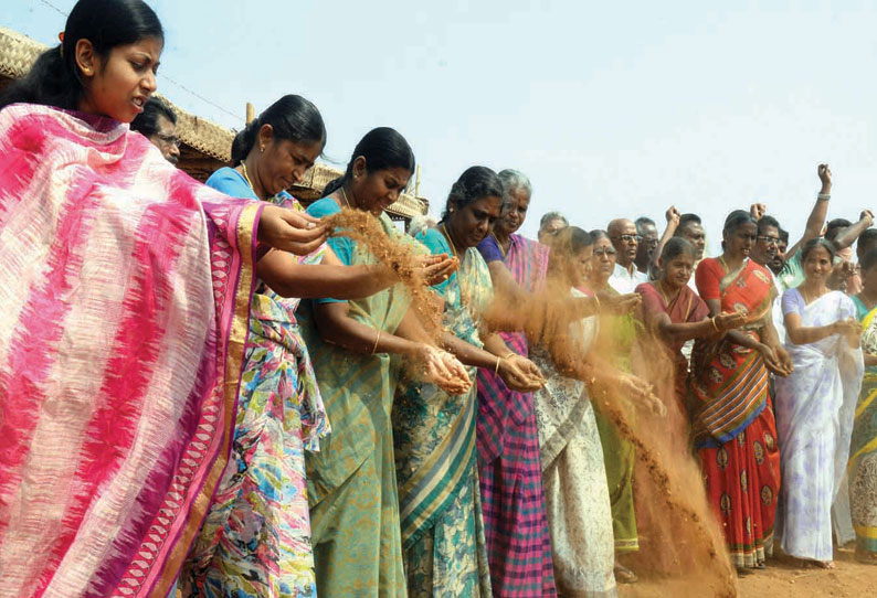 உயர்மின் கோபுரங்களுக்கு எதிர்ப்பு: மண்ணை வாரி இறைத்து போராட்டத்தை நிறைவுசெய்த விவசாயிகள்