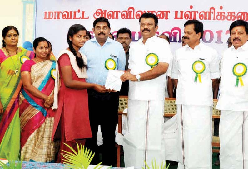 கிருஷ்ணகிரியில் மாவட்ட அளவிலான பள்ளி கலைத்திருவிழா அமைச்சர் தொடங்கி  வைத்தார்