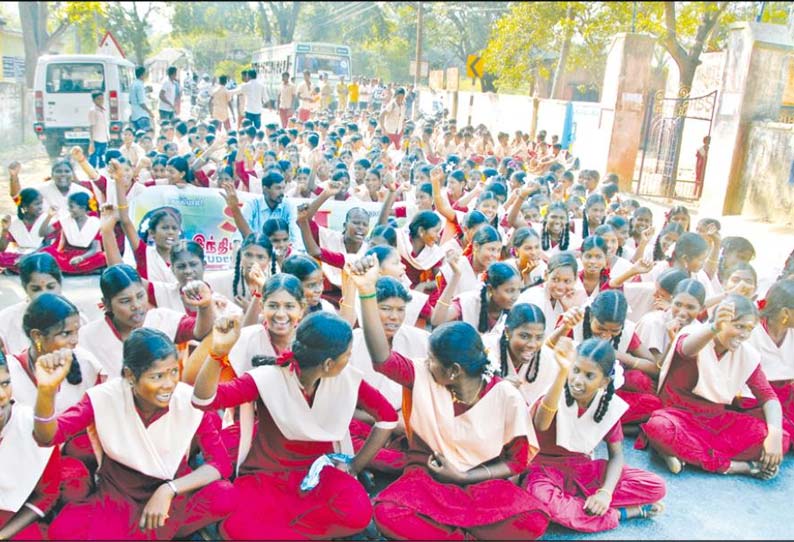 பஸ் கட்டண உயர்வை திரும்ப பெற கோரி அரசு பள்ளி மாணவ-மாணவிகள் சாலைமறியல்