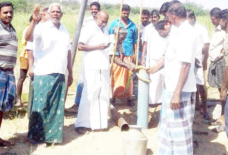 ஆழ்குழாய் அமைக்கும் பணியை தடுத்து நிறுத்திய விவசாயிகள்