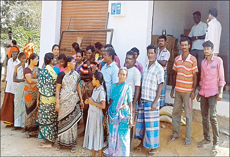 மூங்கில்துறைப்பட்டு அருகே டாஸ்மாக் கடையை மூடக்கோரி கிராம மக்கள் போராட்டம்