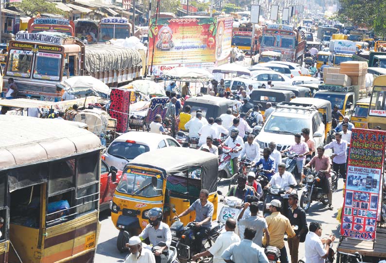 வேலூர் காட்பாடி ரோட்டில் போக்குவரத்து நெரிசலில் சிக்கிய வாகனங்கள்