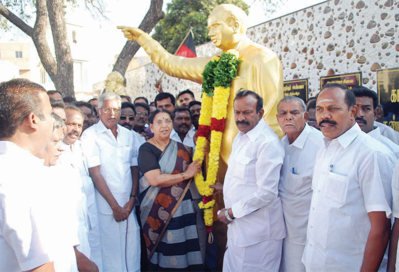 ஈரோடு பன்னீர்செல்வம் பூங்காவில் உள்ள அண்ணா சிலைக்கு அ.தி.மு.க– தி.மு.க.வினர் மாலை அணிவித்து மரியாதை