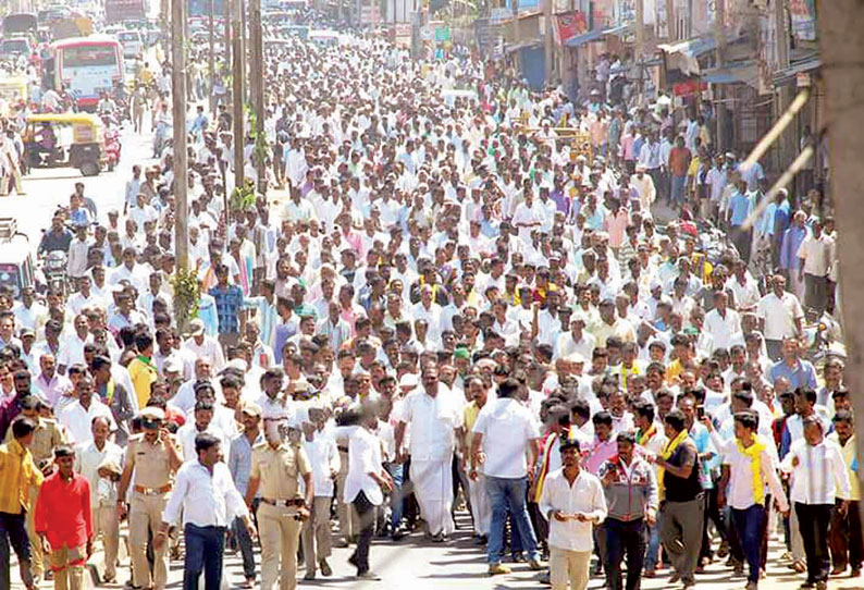 தென்னை விவசாயிகளுக்கு நிவாரண நிதி வழங்கக்கோரி அரிசிகெரே தாலுகாவில் முழுஅடைப்பு